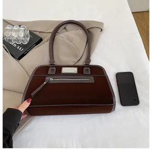 Braune Wildleder-Achseltasche für Damen, retro Pendler-Shopper mit Reißverschlusstasche.