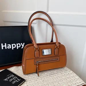 Braune Lackleder Vintage Umhängetasche für Damen, elegante Retro-Handtasche mit zwei Griffen.