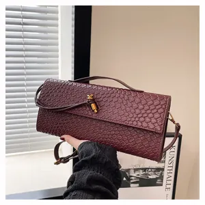 Modische dunkelrote Schlangenleder-Optik Baguette-Tasche, elegante Abendtasche mit Metallknoten.