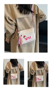 Detailansicht der japanischen bestickten Dackel Nylon Umhängetasche mit bunten Trägern.