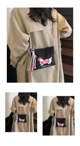 Japanischer Stil süße Dackel Stickerei Nylon Umhängetasche mit bunten Seilriemen Detailansicht.
