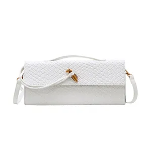 Schicke weisse geflochtene Baguette Tasche, elegante horizontale Umhaengetasche mit Knoten.