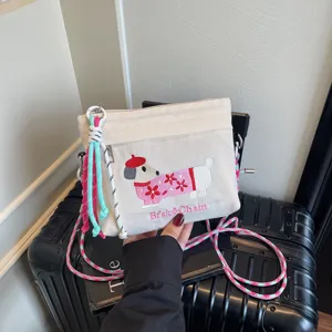Mini Segeltuch Umhängetasche mit süßer Hunde-Bestickung und bunten Seilriemen für den Alltag.