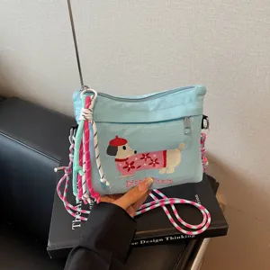 Kleine bestickte Canvas Umhängetasche mit Dackel Motiv und bunten geflochtenen Gurten.