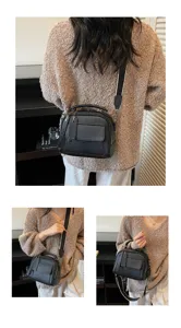 Schicke schwarze Schultertasche aus weichem Leder mit breitem Gurt, vielseitige Umhängetasche.
