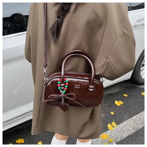 Retro Lackleder Bowlingtasche mit Schleifenanhänger, stilvolle Schulter- und Umhängetasche.