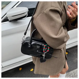 Schwarze Lackleder Bowling Umhängetasche mit Schleife und bunten Perlen für Damen.