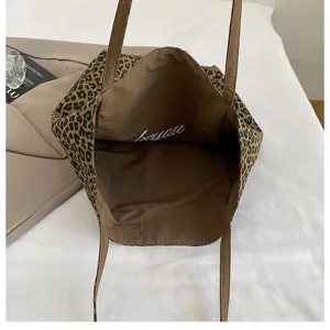 Leopard print canvas tote bag detail view, casual large capacity shoulder bag for women.