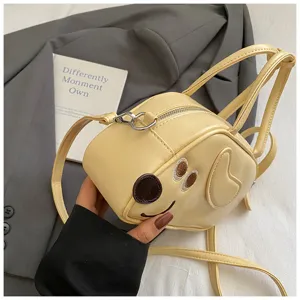 Detailansicht einer gelben Dackel-Design PU Leder Bowling Umhängetasche für Damen.