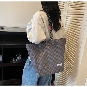 Stylish autumn winter plaid tote bag with large capacity, perfect for casual daily commuting.