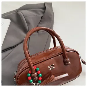 Vintage braune Lackleder Bowlingtasche für Damen mit schickem Perlenanhänger Handtasche.