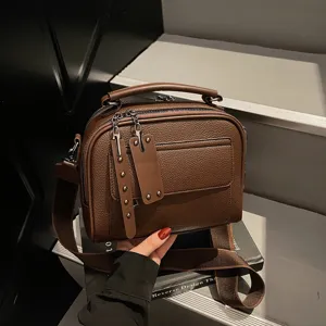 Braune Ledertasche für Damen, stilvolle Umhängetasche mit Henkel und praktischem Reißverschluss.