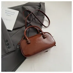 Retro braune glänzende Bowlingtasche für Damen, stylische Umhängetasche und Handtasche.