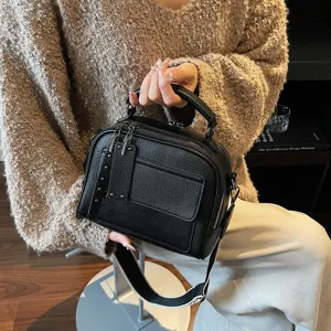 Schwarze Schultertasche aus PU-Leder mit breitem Gurt, vielseitige modische Handtasche für Damen.
