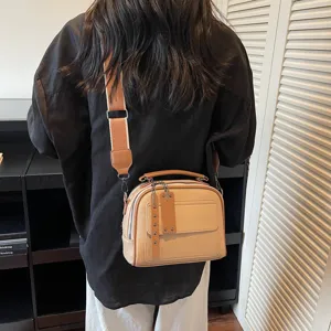 Neuer minimalistischer Umhängetasche aus weichem Leder mit breitem Gurt für Damen.