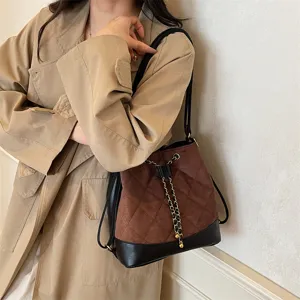 Borsa a secchiello da donna alla moda in camoscio trapuntato con tracolla a catena per lavoro.