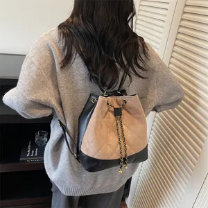Stiloso zaino da donna con design trapuntato, pelle bicolore e catene chic per il lavoro.
