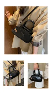 Detailansicht der niedlichen Dackel-Design Umhängetasche aus schwarzem Leder im Bowling-Stil.