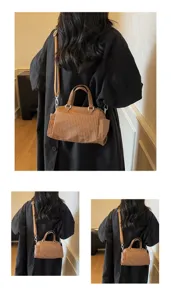 Bruine geruite schouder crossbody tas detail, vintage studenten handtas herfst mode.