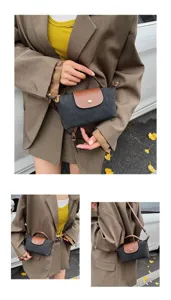 Vista detallada del elegante mini bolso con solapa de cuero en contraste, efecto de uso real.