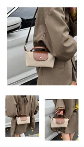 Bolso cruzado de ante mini elegante con solapa y asa de cuero en contraste para mujer estilo otoño.