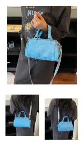 Blauwe ruitjes schoudertas detailweergave, casual stoffen messenger tas met handvat.