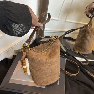 Bolso cubo marrón de ante terciopelo mujer, elegante bolso bandolera acolchado vista principal.