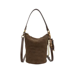 Bolso cubo de ante marrón para mujer, bolso cruzado acolchado de hombro con abalorios.