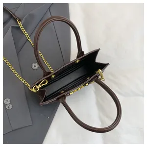 Stijlvolle bruine krokodillenpatroon handtas met goudketting voor dames chic dagelijks.