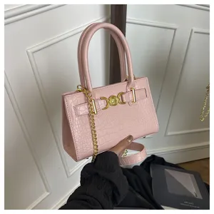 Roze handtas met krokodillenprint, stijlvolle schoudertas met gouden ketting en metalen gesp.