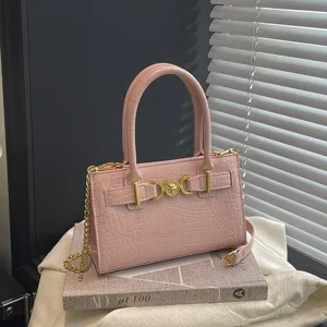 Roze handtas met krokodillenprint, handvat en gouden ketting, stijlvolle damestas voor dames.