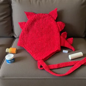 Invierno gorro tejido rojo de dinosaurio cálido de lana con púas y cintas largas.