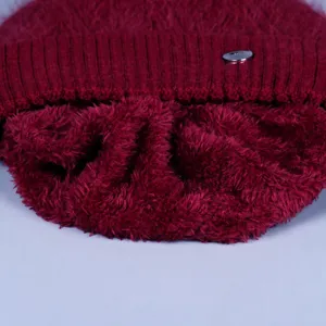 Set di berretto e sciarpa lavorati a maglia spessi e caldi invernali da donna bordeaux.