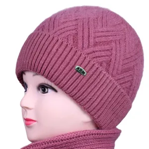 Set cappello e sciarpa in maglia invernali da donna, berretto spesso con elegante decoro in metallo.