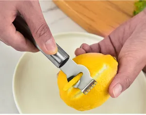 Gros plan détaillé de l'éplucheur de citron en acier inoxydable, idéal pour les agrumes.