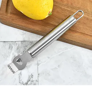 Roestvrijstalen citroen zester en schiller, ideaal voor citrusvruchten in de keuken.