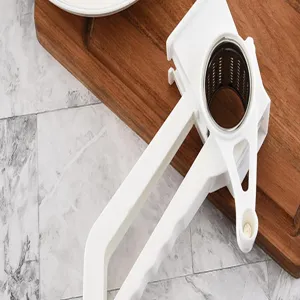Kompakte Hand-Käsesreibe mit Edelstahltrommel und robustem Kunststoffgehäuse für Küche.