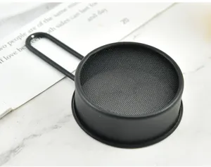 Primo piano del setaccio per farina manuale in acciaio nero dettaglio maglia.