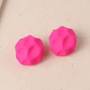 Pendientes de botón de acrílico geométrico rosa brillante detalle, estilo minimalista