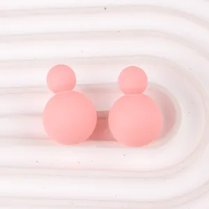 Minimale rosa bonbonfarbene Acryl Kugel Ohrstecker, süßes geometrisches Ohrring Design für Alltag.