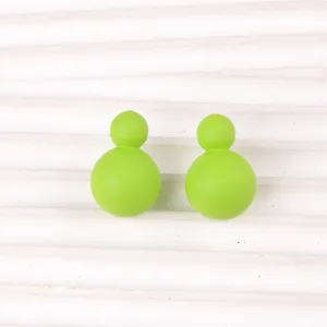 Grüne doppelte Kugel Acryl Ohrstecker minimalistisch Bonbonfarbe Detail Schmuck für Damen