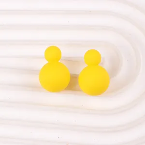 Minimalistische gelbe Doppelball Acryl Ohrstecker, Bonbonfarbe Vintage frischer Schmuck Detail.