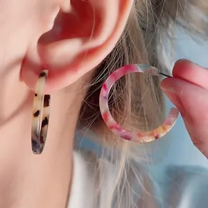 Européen Américain Vintage Acétate Acrylique Boucles d'Oreilles Créoles Forme en C Bijou d'Oreille Femme