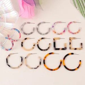 Ensemble de boucles d'oreilles créoles en acétate coloré, design géométrique écaille.