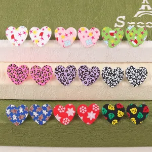 Pendientes de corazón acrílico lindos con diseños navideños de copos y leopardo.