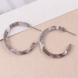 Boucles d'oreilles créoles en acrylique gris marbré, bijoux d'oreilles élégants pour femmes.