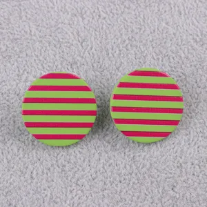 Detailansicht runder, gestreifter Acryl-Ohrstecker, stilvoll und minimalistisch für den Alltag.