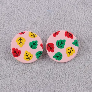 Süße runde rosa Acryl Ohrstecker mit bunten Blättern Muster für Damen im Alltag.