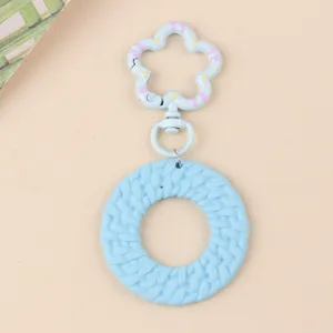 Joli porte-clés fleur en acrylique couleur bonbon avec pendentif rond tressé chic.