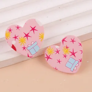Bonitos pendientes de tuerca de corazon rosa navideño de acrilico con estrellas y cajas.